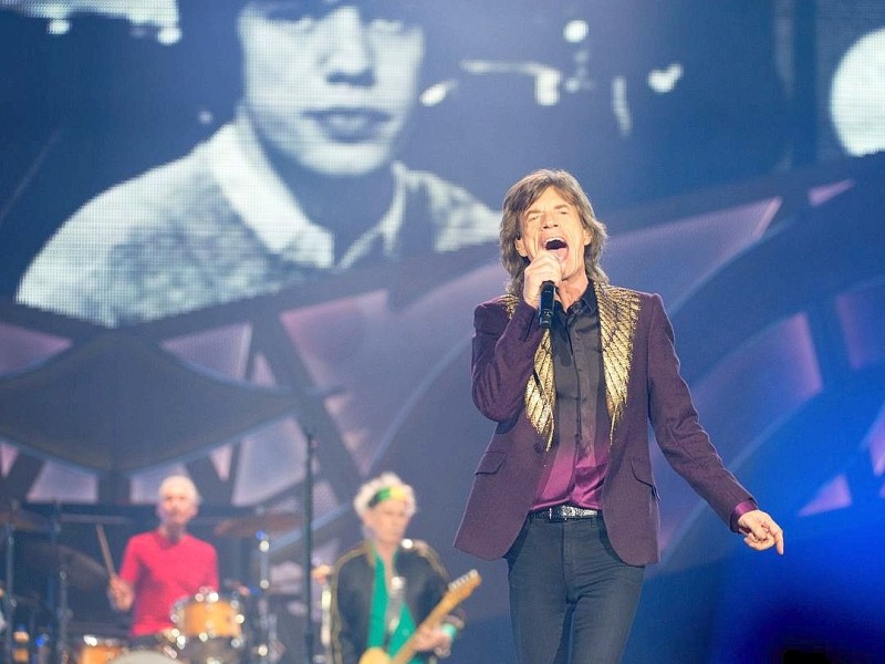 Die legendäre britische Band The Rolling Stones rockte die Arena in Düsseldorf. Im Bild: Sänger Mick Jagger, im Hintergrund: Schlagzeiger Charlie Watts und Gitarrist Keith Richards