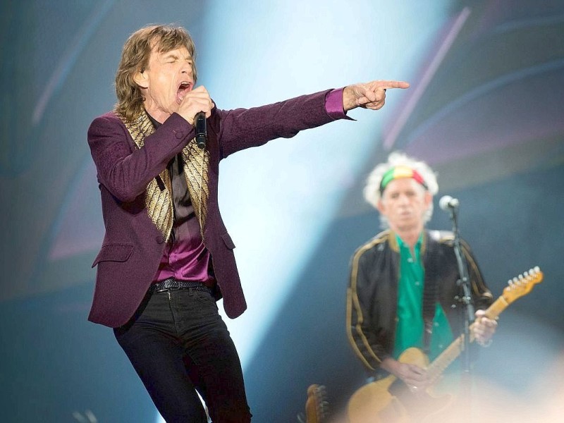 Die legendäre britische Band The Rolling Stones rockte die Arena in Düsseldorf. Im Bild: Sänger Mick Jagger; im Hintergrund: Gitarrist Keith Richards