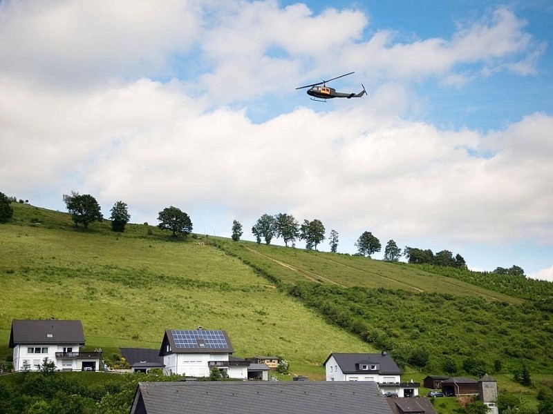 Nach der Kollision mit einem Kampfjet der Bundeswehr ist am Montagnachmittag ein Learjet bei Elpe im Sauerland abgestürzt. Der Unfall geschah bei einer Flugübung. Mindestens ein Insasse des Zivilflugzeugs kam ums Leben.