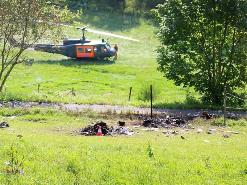 Nach der Kollision mit einem Kampfjet der Bundeswehr ist am Montagnachmittag ein Learjet bei Elpe im Sauerland abgestürzt. Der Unfall geschah bei einer Flugübung. Mindestens ein Insasse des Zivilflugzeugs kam ums Leben.