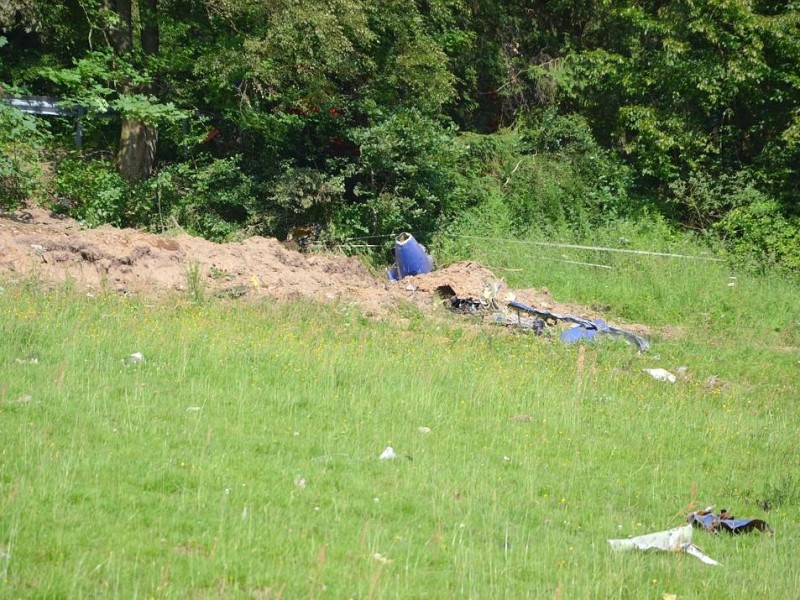 Nach der Kollision mit einem Kampfjet der Bundeswehr ist am Montagnachmittag ein Learjet bei Elpe im Sauerland abgestürzt. Der Unfall geschah bei einer Flugübung. Mindestens ein Insasse des Zivilflugzeugs kam ums Leben.