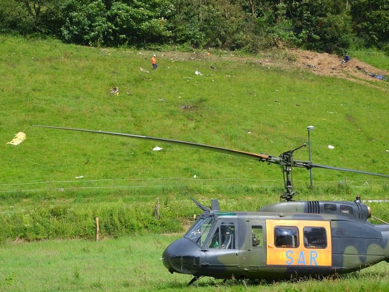 Nach der Kollision mit einem Kampfjet der Bundeswehr ist am Montagnachmittag ein Learjet bei Elpe im Sauerland abgestürzt. Der Unfall geschah bei einer Flugübung. Mindestens ein Insasse des Zivilflugzeugs kam ums Leben.