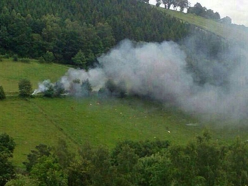 Nach der Kollision mit einem Kampfjet der Bundeswehr ist am Montagnachmittag ein Learjet bei Elpe im Sauerland abgestürzt. Der Unfall geschah bei einer Flugübung. Mindestens ein Insasse des Zivilflugzeugs kam ums Leben.