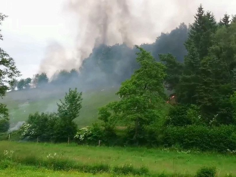 Nach der Kollision mit einem Kampfjet der Bundeswehr ist am Montagnachmittag ein Learjet bei Elpe im Sauerland abgestürzt. Der Unfall geschah bei einer Flugübung. Mindestens ein Insasse des Zivilflugzeugs kam ums Leben.