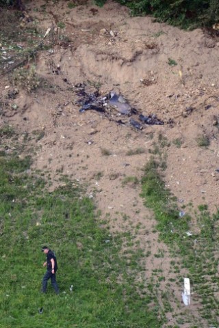 Nach der Kollision mit einem Kampfjet der Bundeswehr ist am Montagnachmittag ein Learjet bei Elpe im Sauerland abgestürzt. Der Unfall geschah bei einer Flugübung. Mindestens ein Insasse des Zivilflugzeugs kam ums Leben.