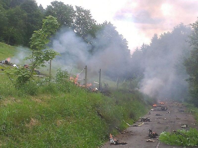 Nach der Kollision mit einem Kampfjet der Bundeswehr ist am Montagnachmittag ein Learjet bei Elpe im Sauerland abgestürzt. Der Unfall geschah bei einer Flugübung. Mindestens ein Insasse des Zivilflugzeugs kam ums Leben.