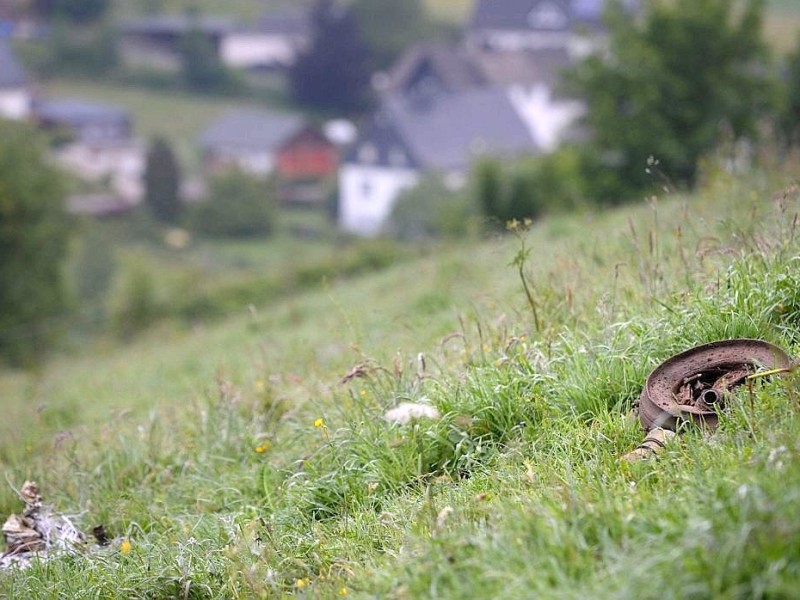 Nach der Kollision mit einem Kampfjet der Bundeswehr ist am Montagnachmittag ein Learjet bei Elpe im Sauerland abgestürzt. Der Unfall geschah bei einer Flugübung. Mindestens ein Insasse des Zivilflugzeugs kam ums Leben.