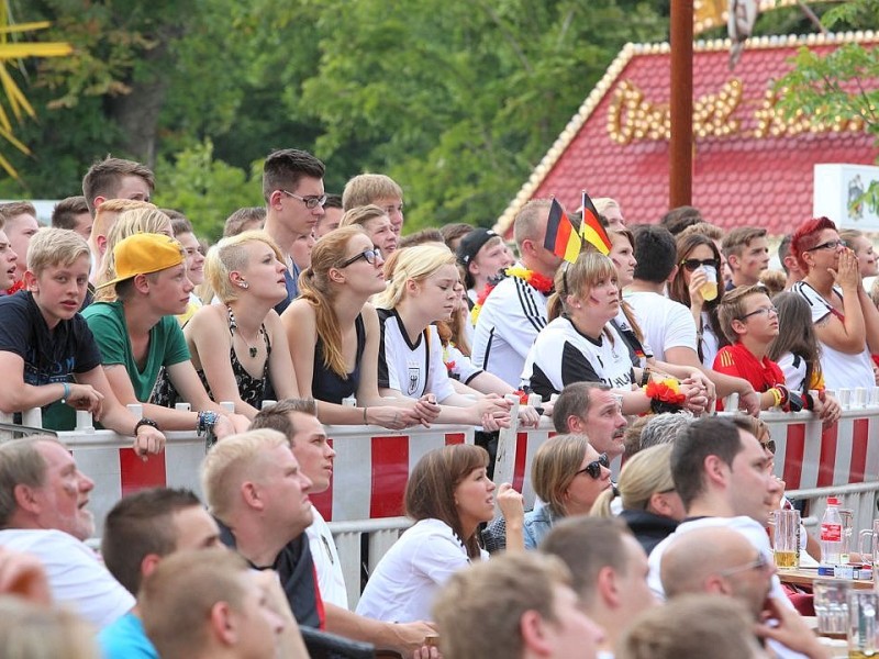 So jubelten und zitterten die Fans beiM Public Viewing in der Essener Bar Celona an der Westfalenstraße.