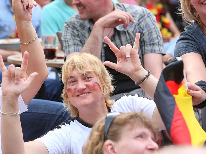 So jubelten und zitterten die Fans beiM Public Viewing in der Essener Bar Celona an der Westfalenstraße.