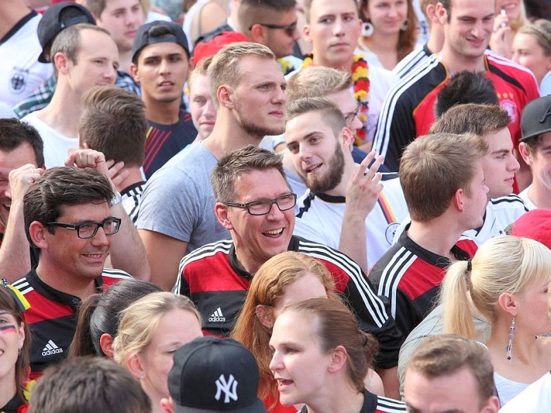 So jubelten und zitterten die Fans beiM Public Viewing in der Essener Bar Celona an der Westfalenstraße.