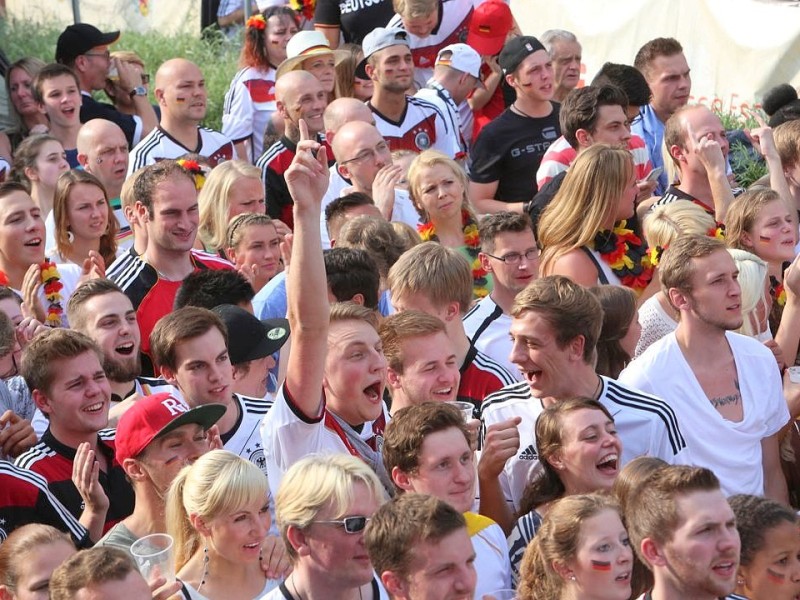 So jubelten und zitterten die Fans beiM Public Viewing in der Essener Bar Celona an der Westfalenstraße.