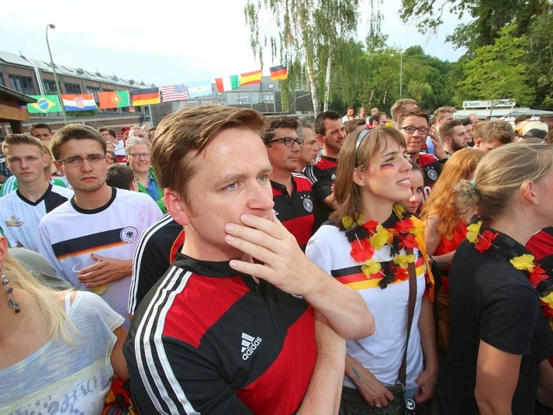 So jubelten und zitterten die Fans beiM Public Viewing in der Essener Bar Celona an der Westfalenstraße.