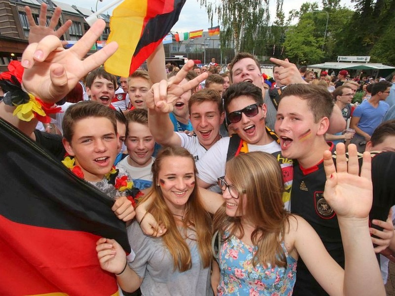 So jubelten und zitterten die Fans beiM Public Viewing in der Essener Bar Celona an der Westfalenstraße.