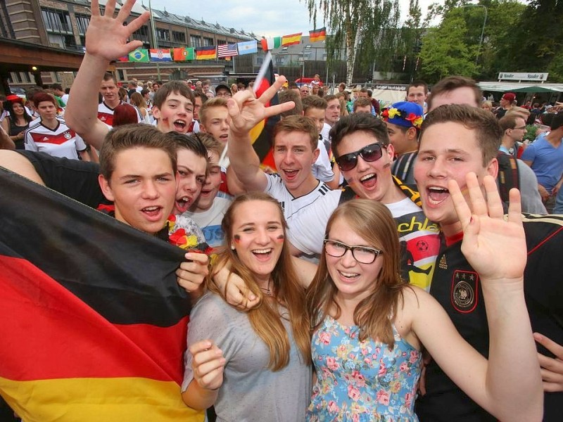 So jubelten und zitterten die Fans beiM Public Viewing in der Essener Bar Celona an der Westfalenstraße.