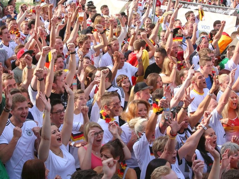 So jubelten und zitterten die Fans beiM Public Viewing in der Essener Bar Celona an der Westfalenstraße.