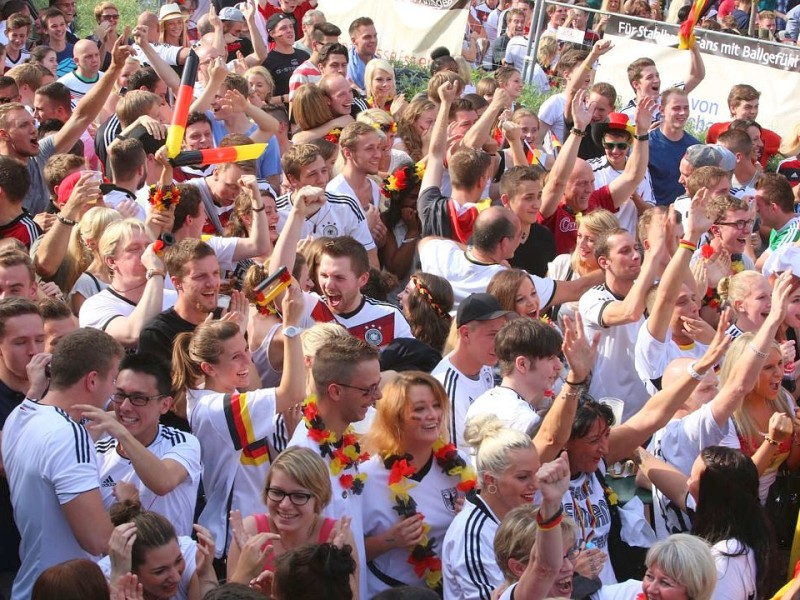 So jubelten und zitterten die Fans beiM Public Viewing in der Essener Bar Celona an der Westfalenstraße.