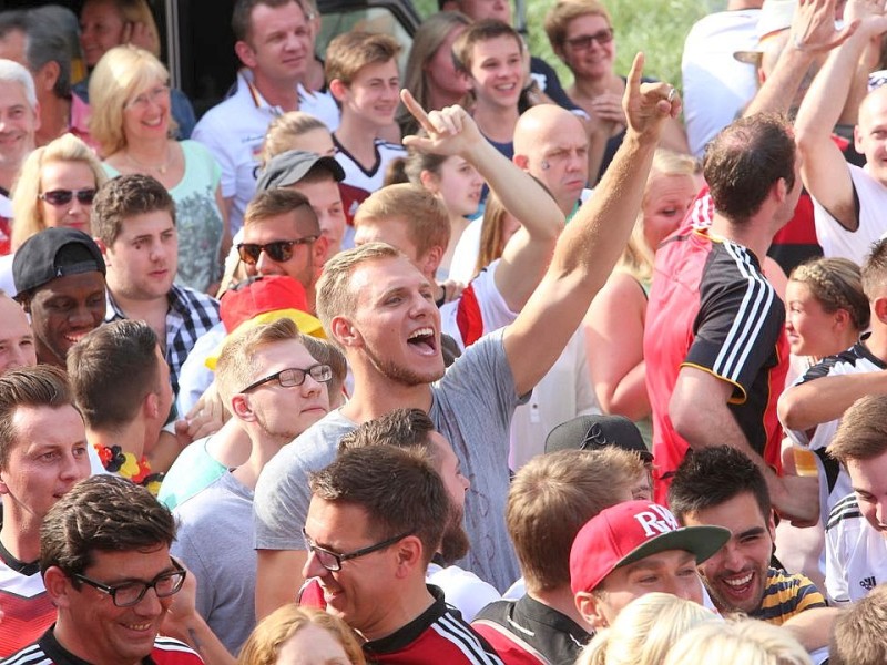 So jubelten und zitterten die Fans beiM Public Viewing in der Essener Bar Celona an der Westfalenstraße.