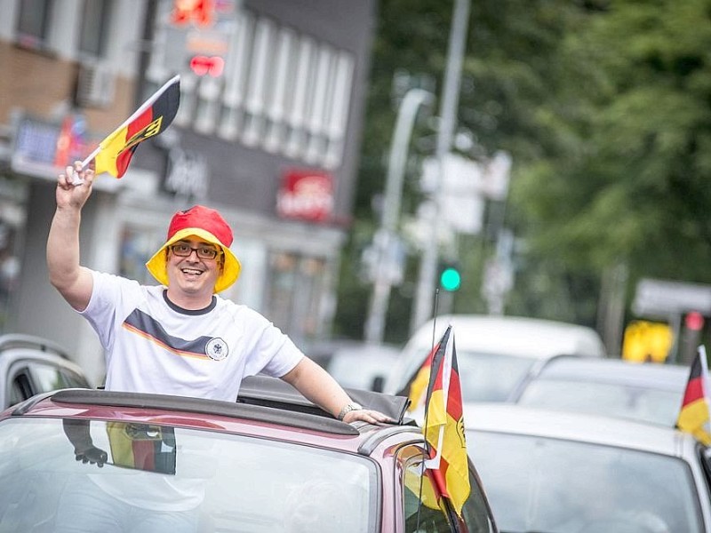 Nach dem Abpfiff starteten Fußballfans einen Autokorso in der Duisburger Innenstadt.