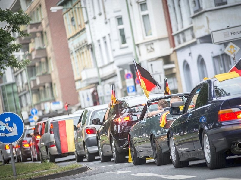 Nach dem Abpfiff starteten Fußballfans einen Autokorso in der Duisburger Innenstadt.