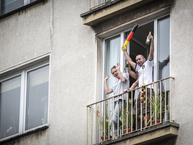 Nach dem Abpfiff starteten Fußballfans einen Autokorso in der Duisburger Innenstadt.