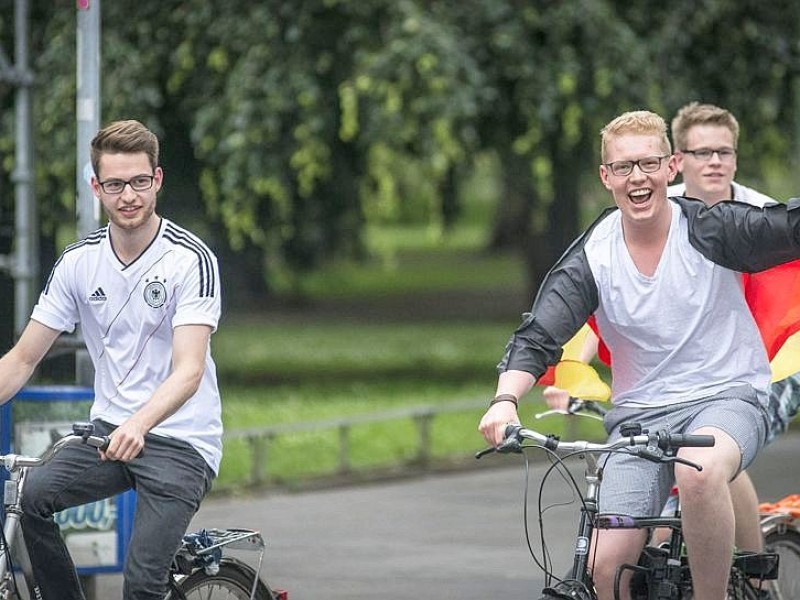 Nach dem Abpfiff starteten Fußballfans einen Autokorso in der Duisburger Innenstadt.