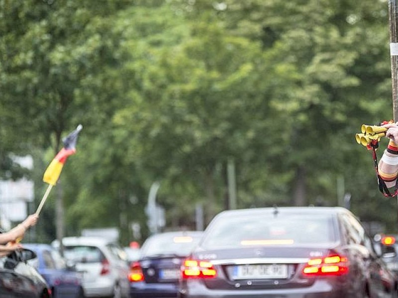 Nach dem Abpfiff starteten Fußballfans einen Autokorso in der Duisburger Innenstadt.