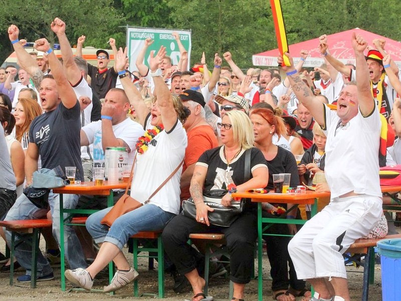 Public Viewing am Delta Musik Park in Hamborn.