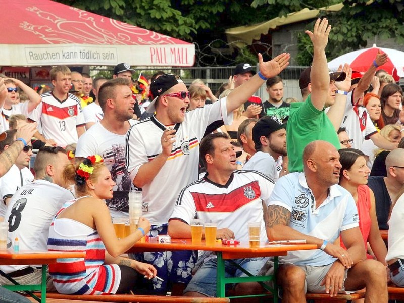 Public Viewing am Delta Musik Park in Hamborn.