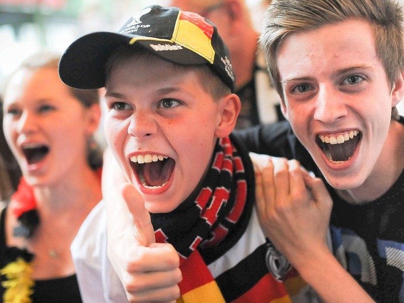 Public Viewing in Menden im Sauerland unter einem Sonnensegel.