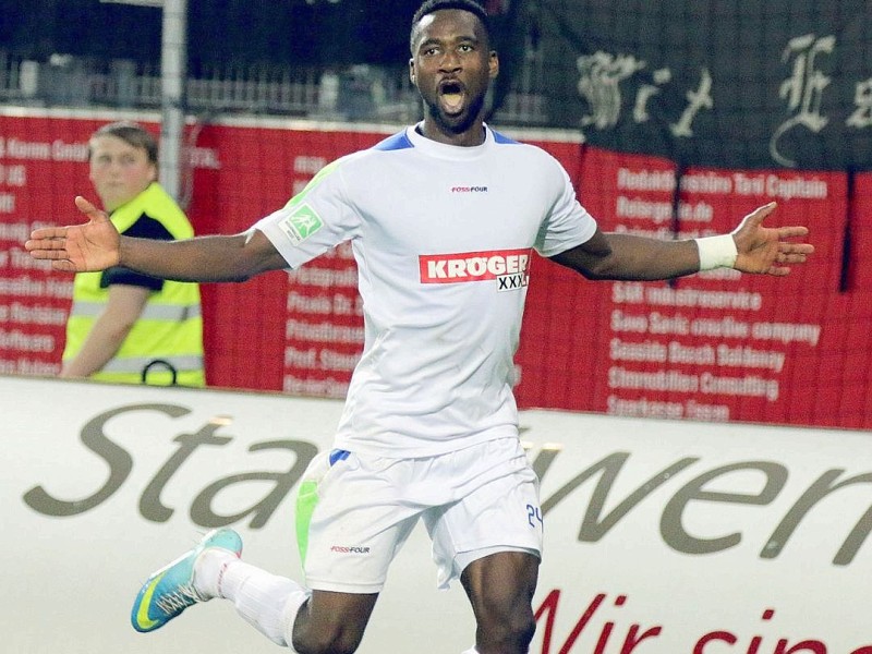 Der FC Kray besiegte im Stadion Essen Rot-Weiss Essen verdient mit 4:2. Auf dem Foto: Eric Yahkem (FCK) freut sich über das 4:2.