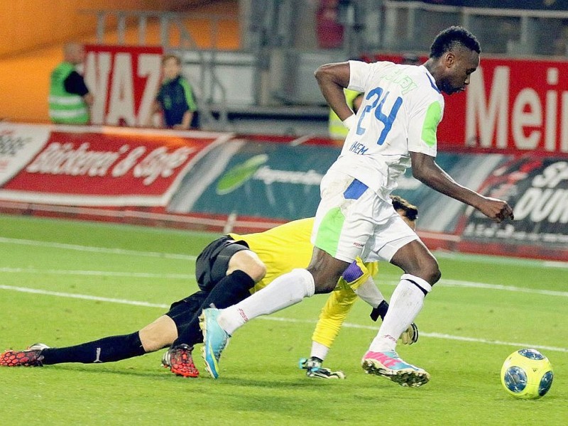 Der FC Kray besiegte im Stadion Essen Rot-Weiss Essen verdient mit 4:2. Auf dem Foto: Eric Yahkem (FCK) auf dem Weg zum 4:2.