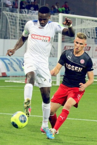 Der FC Kray besiegte im Stadion Essen Rot-Weiss Essen verdient mit 4:2. Auf dem Foto: Eric Yahkem (FCK) gegen Max Dombrowka (RWE).l