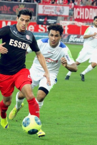 Der FC Kray besiegte im Stadion Essen Rot-Weiss Essen verdient mit 4:2. Auf dem Foto: Daniel Grebe (RWE) vor Ilias Elouriachi (FCK).