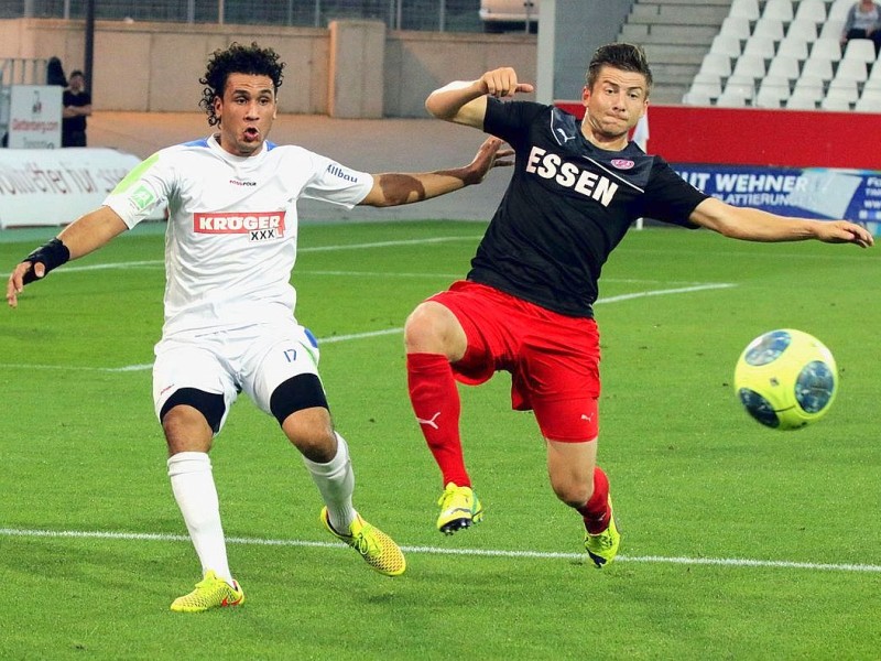 Der FC Kray besiegte im Stadion Essen Rot-Weiss Essen verdient mit 4:2. Auf dem Foto: Ilias Elouriachi (FCK) gegen Benjamin Baier (RWE).