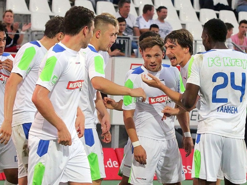 Der FC Kray besiegte im Stadion Essen Rot-Weiss Essen verdient mit 4:2. Auf dem Foto: Die Krayer freuen sich über die 1:0-Führung.l