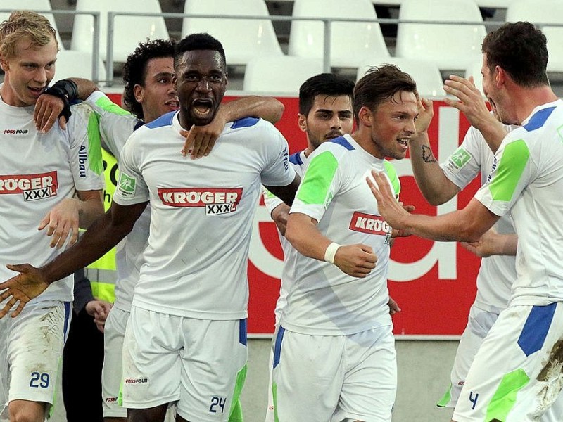 Der FC Kray besiegte im Stadion Essen Rot-Weiss Essen verdient mit 4:2. Auf dem Foto: Die Krayer freuen sich über die 1:0-Führung.l