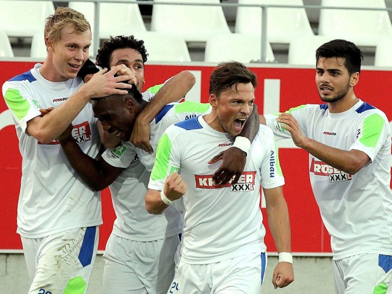 Der FC Kray besiegte im Stadion Essen Rot-Weiss Essen verdient mit 4:2. Auf dem Foto: Kevin Kehrmann, Philipp Gödde, Eric Yahkem, Ilias Elouriachi und Ömer Akman (FCK) freuen sich über 1:0.