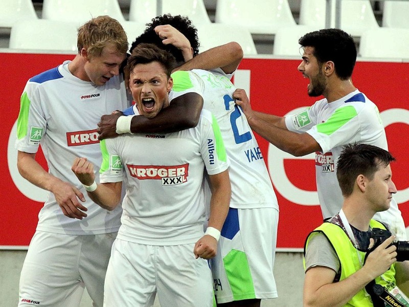 Der FC Kray besiegte im Stadion Essen Rot-Weiss Essen verdient mit 4:2. Auf dem Foto: Kevin Kehrmann, Philipp Gödde, Eric Yahkem, Ilias Elouriachi und Ömer Akman (FCK) freuen sich über 1:0.