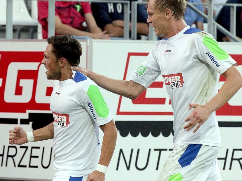 Der FC Kray besiegte im Stadion Essen Rot-Weiss Essen verdient mit 4:2. Auf dem Foto: Kevin Kehrmann und Philipp Gödde (FCK) freuen sich über 1:0.