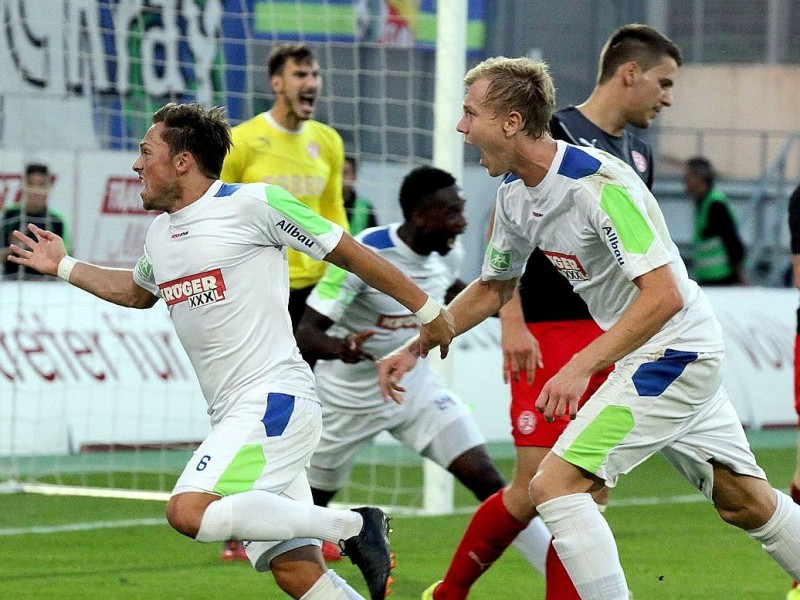 Der FC Kray besiegte im Stadion Essen Rot-Weiss Essen verdient mit 4:2. Auf dem Foto: Kevin Kehrmann und Philipp Gödde (FCK) freuen sich über 1:0.