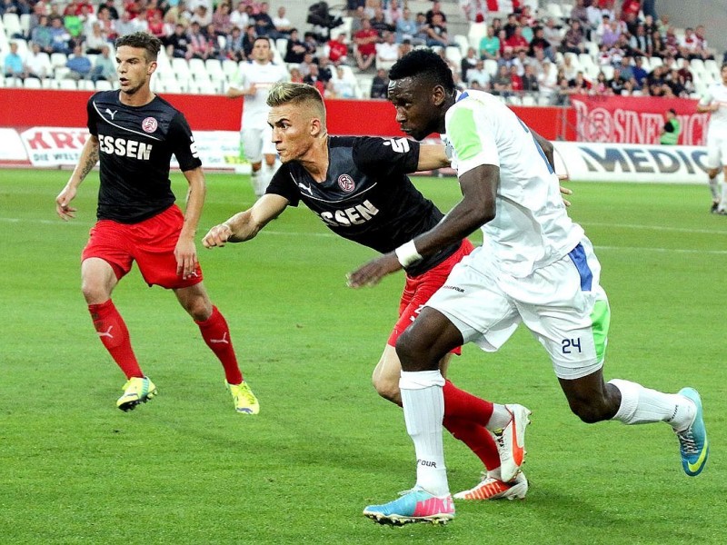 Der FC Kray besiegte im Stadion Essen Rot-Weiss Essen verdient mit 4:2. Auf dem Foto: Max Dombrowka (RWE) gegen Eric Yahkem (FCK).