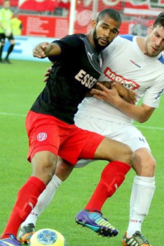 Der FC Kray besiegte im Stadion Essen Rot-Weiss Essen verdient mit 4:2. Auf dem Foto: Cebio Soukou (RWE) gegen Jörn Zimmermann (FCK).