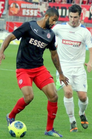 Der FC Kray besiegte im Stadion Essen Rot-Weiss Essen verdient mit 4:2. Auf dem Foto: Cebio Soukou (RWE) gegen Jörn Zimmermann (FCK).