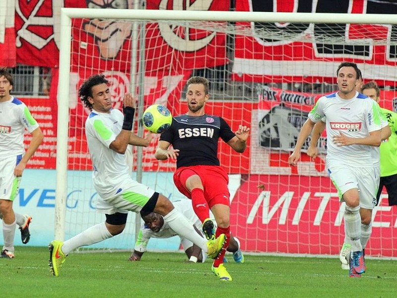 Der FC Kray besiegte im Stadion Essen Rot-Weiss Essen verdient mit 4:2. Auf dem Foto: Ilias Elouriachi (FCK) gegen Marwin Studtrucker (RWE).