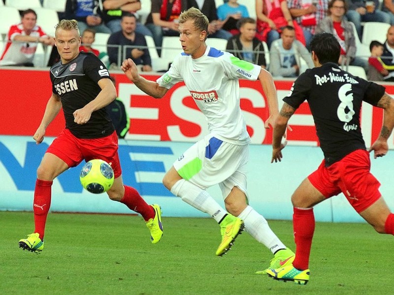 Der FC Kray besiegte im Stadion Essen Rot-Weiss Essen verdient mit 4:2. Auf dem Foto: Tim Hermes und Daniel Grebe (RWE) gegen Philipp Gödde (FCK).