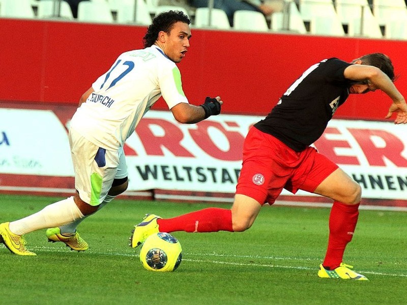 Der FC Kray besiegte im Stadion Essen Rot-Weiss Essen verdient mit 4:2. Auf dem Foto: Ilias Elouriachi (FCK) gegen Benjamin Baier (RWE).