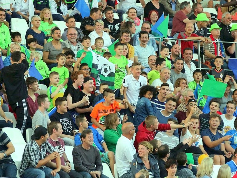 Der FC Kray besiegte im Stadion Essen Rot-Weiss Essen verdient mit 4:2. Auf dem Foto: Gute Laune bei den Krayer Fans.