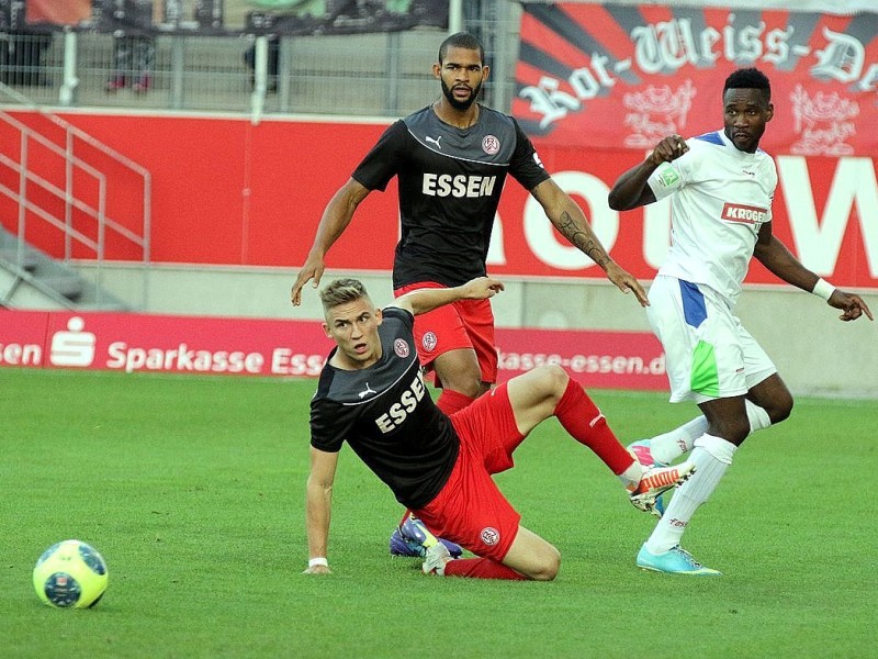 Der FC Kray besiegte im Stadion Essen Rot-Weiss Essen verdient mit 4:2. Auf dem Foto: Max Dombrowka und Cebio Soukou (RWE) gegen Eric Yahkem (FCK).