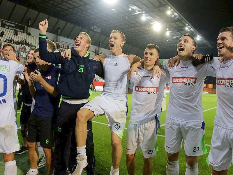 Der FC Kray besiegte im Stadion Essen Rot-Weiss Essen verdient mit 4:2. Auf dem Foto: Die Krayer Mannschaft feiert den Sieg.