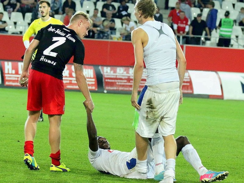 Der FC Kray besiegte im Stadion Essen Rot-Weiss Essen verdient mit 4:2. Auf dem Foto: Tim Hermes gratuliert Eric Yahkem zum Sieg.